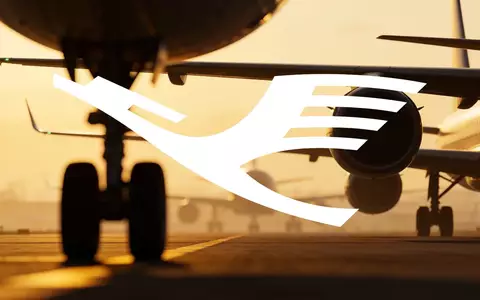 Abstrakte Darstellung eines modernen Verkehrsflugzeugs auf dem Rollfeld bei Sonnenuntergang. - Foto: über boerse-global.de
