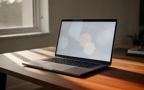 Ein moderner, minimalistischer Arbeitsplatz mit einem Laptop auf einem Schreibtisch in hellem, natürlichem Tageslicht. - Foto: über boerse-global.de