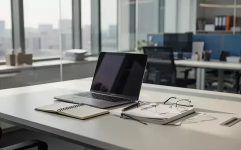 Ein aufgeräumter, moderner Büroarbeitsplatz mit Laptop und Notizbuch bei natürlichem Tageslicht. - Foto: über boerse-global.de