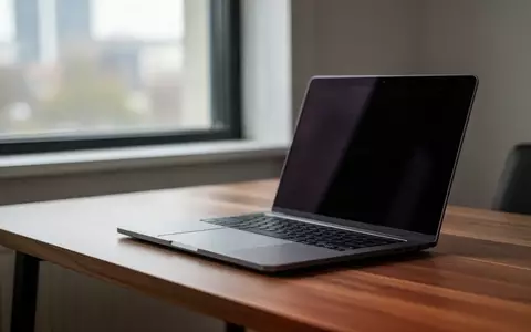 Ein minimalistischer Arbeitsplatz im Homeoffice mit geschlossenem Laptop auf einem Holztisch bei natürlichem Tageslicht. - Foto: über boerse-global.de