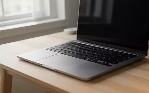 Ein moderner Laptop auf einem minimalistischen Schreibtisch in einem hellen Büro bei Tageslicht. - Foto: über boerse-global.de