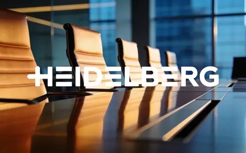 Abstrakte Darstellung eines modernen Konferenzraums mit Fokus auf strategische Neuausrichtung und finanzielle Stabilität. - Foto: über boerse-global.de