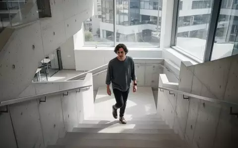 Eine Person steigt eine moderne Treppe in einem hellen Gebäude hinauf. - Foto: über boerse-global.de