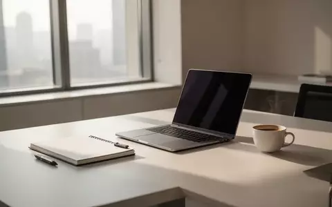 Ein aufgeräumter, moderner Schreibtisch in einem hellen Büro, der eine ruhige und konzentrierte Arbeitsatmosphäre vermittelt. - Foto: über boerse-global.de