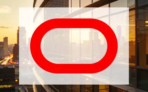 Moderne Glasfassade eines Bürogebäudes im goldenen Licht als Symbol für Unternehmenswachstum und Finanzstabilität. - Foto: über boerse-global.de