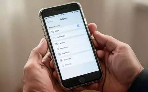 Nahaufnahme eines Smartphones in Händen, das ein Einstellungsmenü zur Leistungsoptimierung zeigt. - Foto: über boerse-global.de