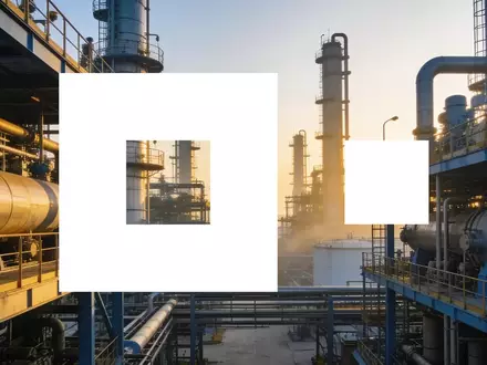 Moderne Industrieanlage bei Sonnenaufgang als Symbol für finanzielle Stabilität und Effizienz. - Foto: über boerse-global.de
