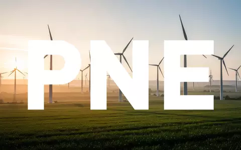 Moderne Windkraftanlage in einer weitläufigen Landschaft bei Sonnenuntergang als Symbol für Erneuerbare Energien. - Foto: über boerse-global.de