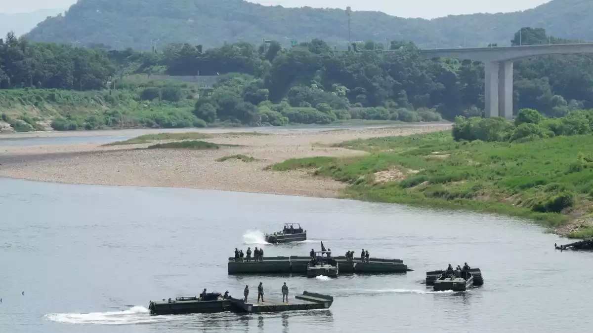 Streitkräfte beider Länder halten derzeit nahe der Grenze zu Nordkorea ihre jährliche Militärübung ab. - Bild: Ahn Young-joon/AP/dpa