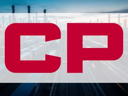 Ein moderner Güterbahnhof in der Abenddämmerung mit verschwommenen Zügen, die industrielle Logistik und Arbeitskonflikte symbolisieren. - Foto: über boerse-global.de