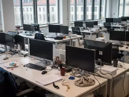 Leere Schreibtische in einem Berliner Behördenbüro nach der Abschaltung der IT-Systeme. - Foto: über boerse-global.de