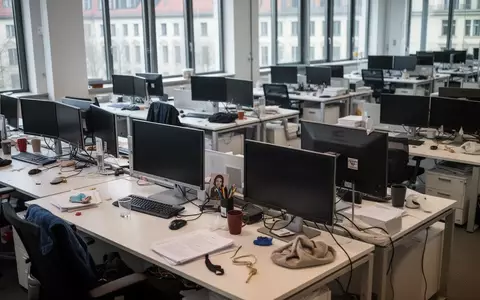 Leere Schreibtische in einem Berliner Behördenbüro nach der Abschaltung der IT-Systeme. - Foto: über boerse-global.de