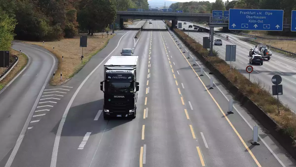 Fast alle Bundesländer haben das Fahrverbot für Lkw an Sonn- und Feiertagen vorübergehend aufgehoben. - Bild: Sascha Thelen/dpa