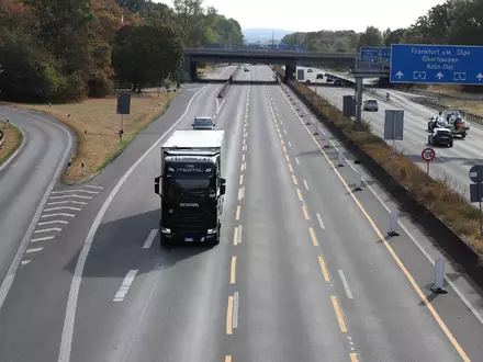 Fast alle Bundesländer haben das Fahrverbot für Lkw an Sonn- und Feiertagen vorübergehend aufgehoben. - Foto: Sascha Thelen/dpa