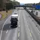 Fast alle Bundesländer haben das Fahrverbot für Lkw an Sonn- und Feiertagen vorübergehend aufgehoben. - Bild: Sascha Thelen/dpa