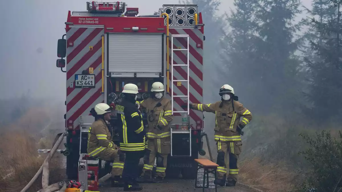 Hunderte von Feuerwehrleuten sind an der Eindämmung des Brands im Naturschutzgebiet Hohes Venn beteilgt. - Bild: Alexander Franz/dpa