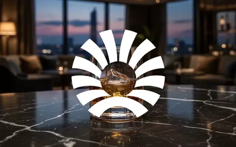 Ein edles Glas mit bernsteinfarbenem Getränk auf einem dunklen Marmortisch in einer eleganten Lounge. - Foto: über boerse-global.de