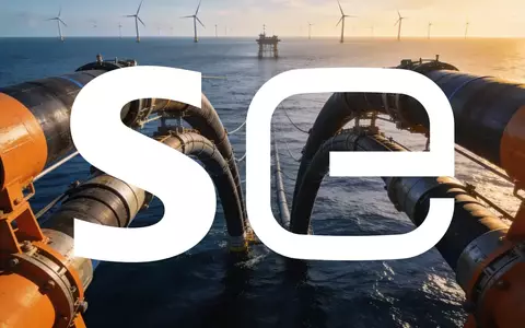 Hochspannungsleitungen und Offshore-Windkraftanlagen in der Nordsee bei Sonnenuntergang. - Foto: über boerse-global.de