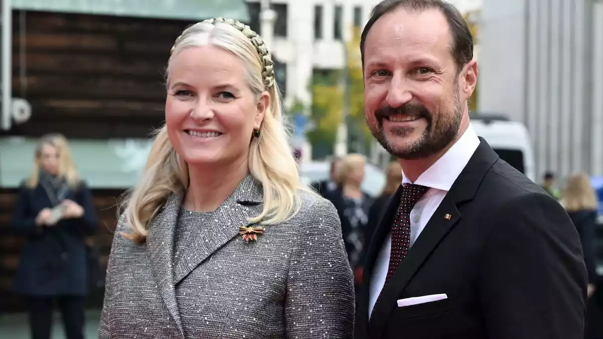 Kronprinz Haakon und Kronprinzessin Mette-Marit halten seit 25 Jahren fest zusammen. (Archivbild) - Bild: Jens Kalaene/dpa