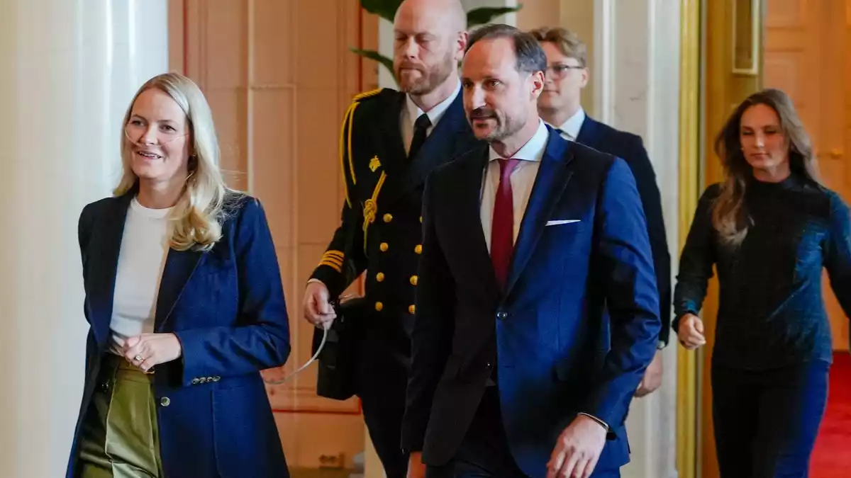 Bei öffentlichen Terminen sah man Mette-Marit (links) im Frühjahr manchmal mit Sauerstoffgerät. Die Kronprinzessin leidet an einer schweren Lungenkrankheit. (Archivbild) - Bild: Lise Åserud/NTB Pool/dpa