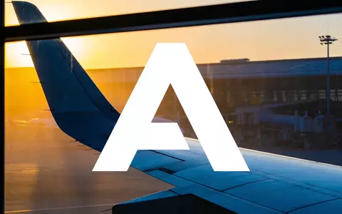Schattenriss eines modernen Flugzeugflügels vor einem goldenen Sonnenuntergang am Flughafen. - Foto: über boerse-global.de
