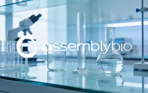 Abstrakte Darstellung eines biotechnologischen Labors mit moderner Beleuchtung als Symbol für pharmazeutische Forschung. - Foto: über boerse-global.de