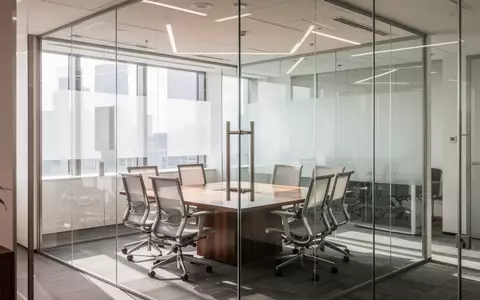 Modernes, helles Bürointerieur mit einem leeren Konferenztisch in einem gläsernen Besprechungsraum. - Foto: über boerse-global.de