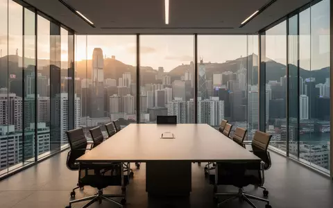 Moderner Konferenzraum in einem Bürogebäude mit Blick auf die Finanzmetropole bei Sonnenuntergang. - Foto: über boerse-global.de