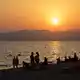 Am Strand von Playa de Palma auf Mallorca baden Menschen bei Sonnenuntergang im Meer. (Archivbild) - Bild: Clara Margais/dpa