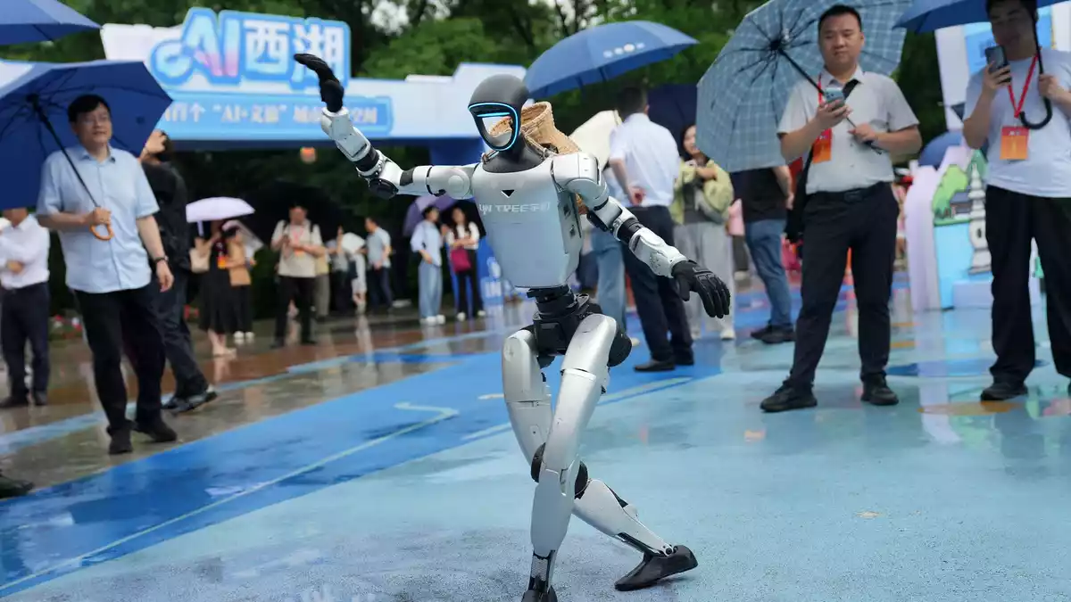 Ein von Unitree entwickelter Roboter führt einen Tanz vor. (Archivbild)  - Bild: Han Chuanhao/XinHua/dpa