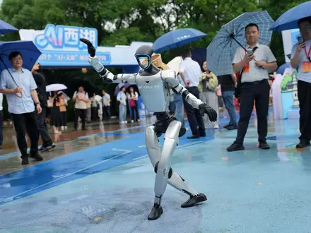Ein von Unitree entwickelter Roboter führt einen Tanz vor. (Archivbild)  - Foto: Han Chuanhao/XinHua/dpa