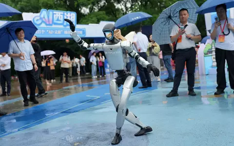Ein von Unitree entwickelter Roboter führt einen Tanz vor. (Archivbild)  - Foto: Han Chuanhao/XinHua/dpa
