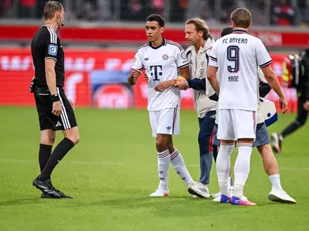 Musste nach wenigen Minuten wieder vom Feld: Jamal Musiala (M.). - Foto: Harry Langer/DeFodi/dpa/dpa