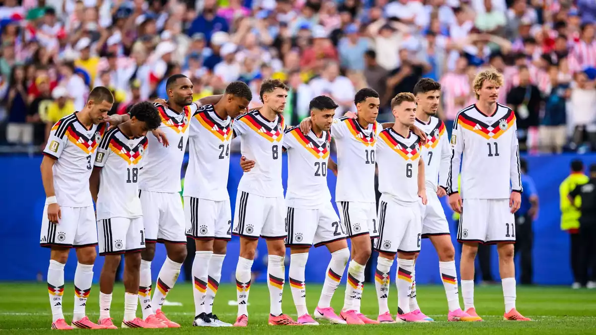 Jamal Musiala (4. von rechts) trifft - aber Deutschland scheidet bei der Fußball-WM gegen Paraguay aus. (Archivbild) - Bild: Tom Weller/dpa