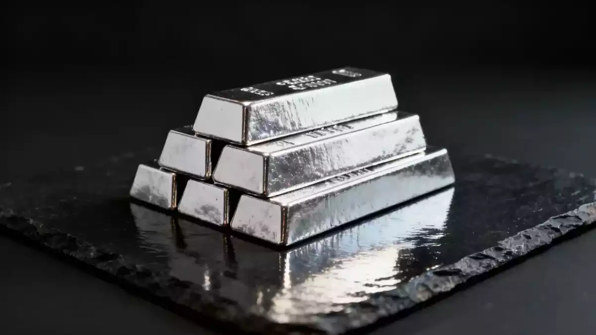 Silver Slips to $63.48 as Geopolitical Tensions and Fed Uncertainty Weigh