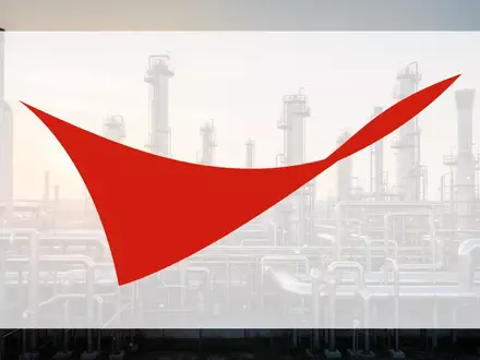 Moderne Ölraffinerie bei Sonnenaufgang als Symbol für die Energiebranche - Foto: über boerse-global.de