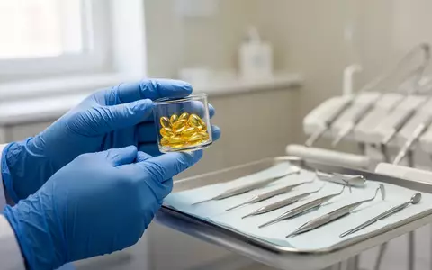 Nahaufnahme von Omega-3-Kapseln und zahnärztlichen Instrumenten in einer modernen Zahnarztpraxis. - Foto: über boerse-global.de