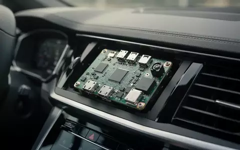 Ein hochmodernes Telematikmodul für 5G-Kommunikation in einem modernen Fahrzeug-Armaturenbrett. - Foto: über boerse-global.de