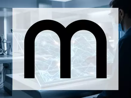 Abstrakte Darstellung moderner Neurotechnologie und digitaler Datenströme in einem professionellen Laborumfeld. - Foto: über boerse-global.de