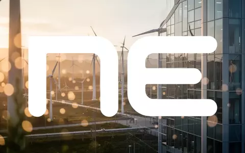 Abstrakte Darstellung einer modernen Anlage für erneuerbare Energien bei Sonnenaufgang als Symbol für wirtschaftliches Wachstum. - Foto: über boerse-global.de