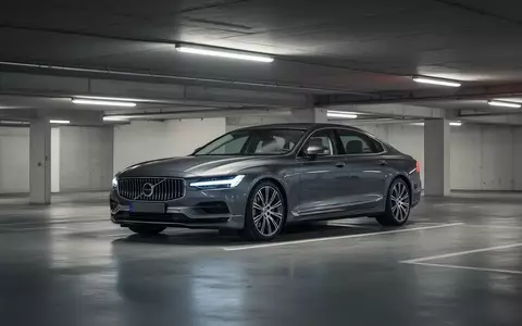 Ein moderner Dienstwagen steht in einem leeren, minimalistischen Parkhaus bei gedimmter Beleuchtung. - Foto: über boerse-global.de