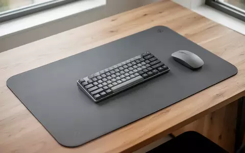 Ein sauberer, moderner Schreibtisch mit einer großen, anthrazitfarbenen Schreibtischunterlage, Tastatur und Maus. - Foto: über boerse-global.de