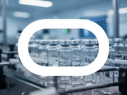 Moderne pharmazeutische Fertigungsanlage in steriler, professioneller Umgebung mit Fokus auf industrielle Prozesse. - Foto: über boerse-global.de