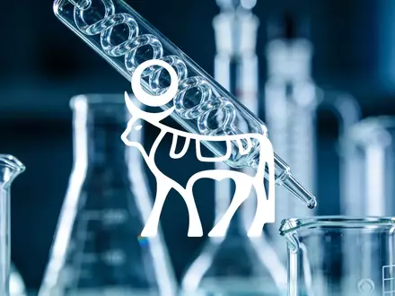 Abstrakte Darstellung eines modernen pharmazeutischen Labors mit Fokus auf medizinische Forschung und regulatorische Themen. - Foto: über boerse-global.de