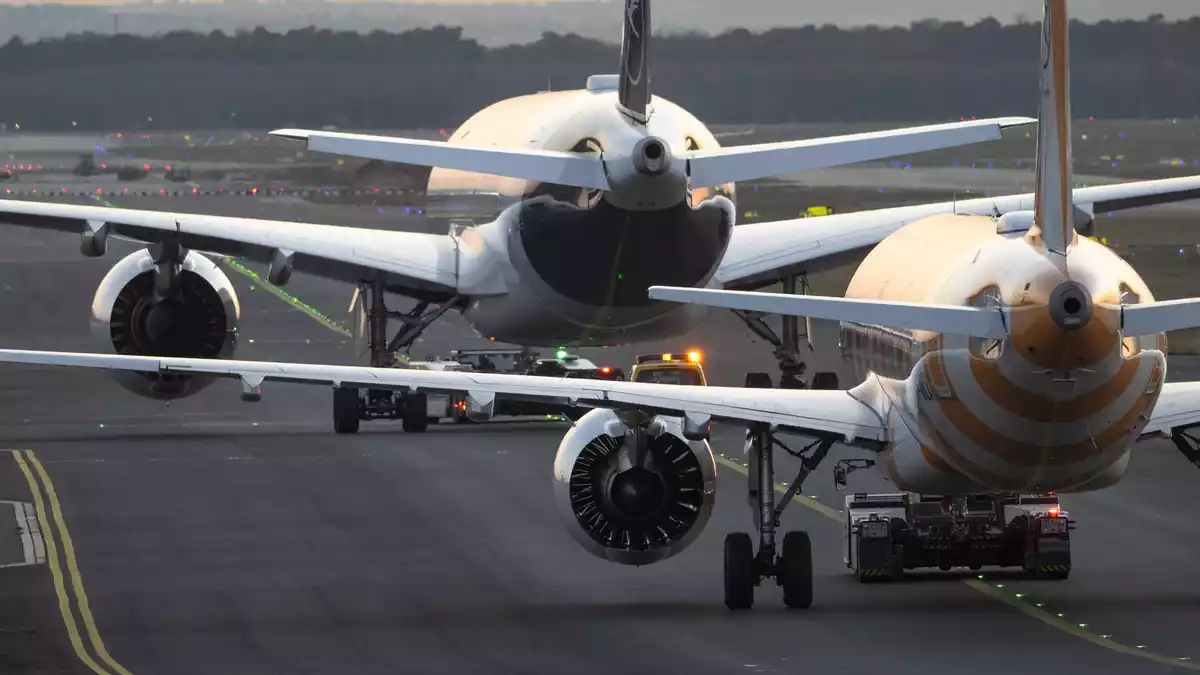 Moderne Jets kommen mit weniger Kerosin aus als ihre Vorgänger. (Symbolbild) - Bild: Boris Roessler/dpa