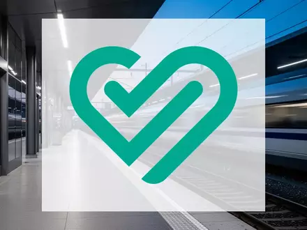 Modernes Bahnhofsgebäude bei Dämmerung mit unscharfen Zügen als Symbol für den Schienenverkehr - Foto: über boerse-global.de