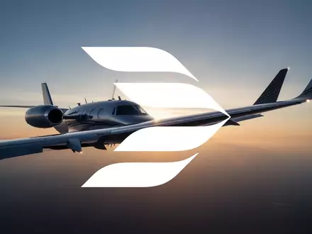 Abstrakte Darstellung eines eleganten Flugzeugflügels vor einem goldenen Horizont, symbolisch für Stabilität und Aufstieg. - Foto: über boerse-global.de
