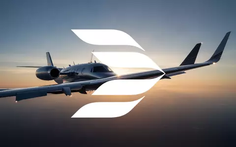 Abstrakte Darstellung eines eleganten Flugzeugflügels vor einem goldenen Horizont, symbolisch für Stabilität und Aufstieg. - Foto: über boerse-global.de