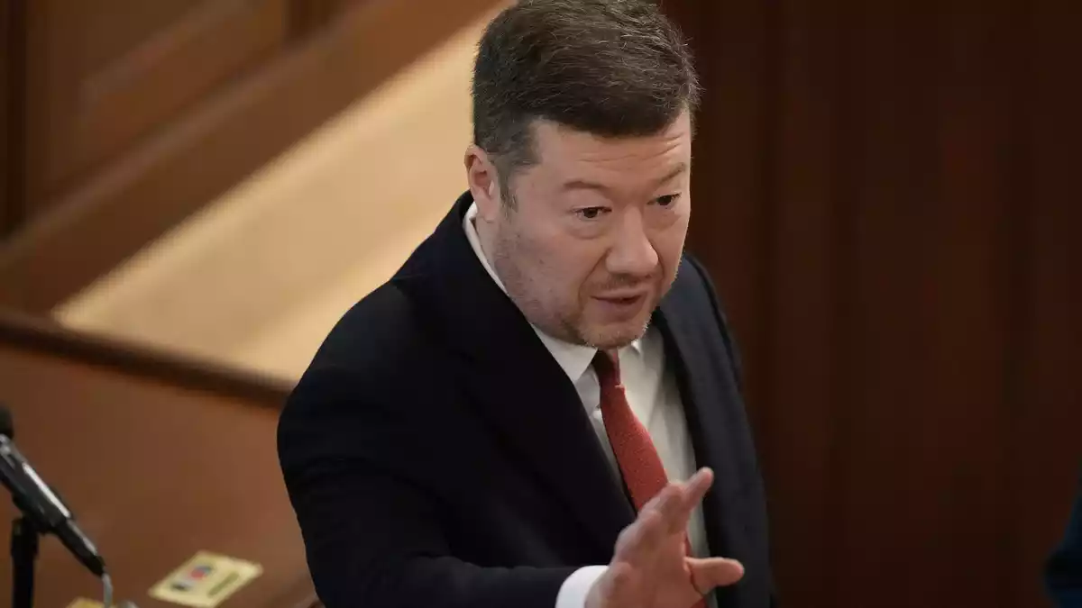 Der Vorsitzende des tschechischen Abgeordnetenhauses, Tomio Okamura, trifft zu einer Debatte im Parlament ein. (Archivbild) - Bild: Petr David Josek/AP/dpa