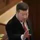 Der Vorsitzende des tschechischen Abgeordnetenhauses, Tomio Okamura, trifft zu einer Debatte im Parlament ein. (Archivbild) - Bild: Petr David Josek/AP/dpa